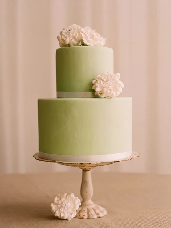 green-white-wedding-cake-vintage-cakestand