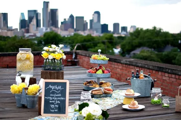 Urban-Rooftop-Picnic-Wedding-Theme-Ideas-580x385