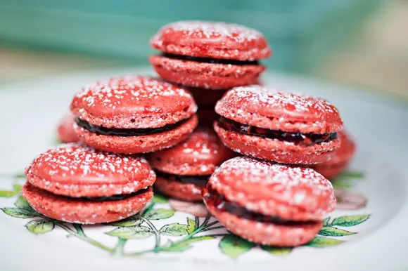 red-strawberry-macarons-9