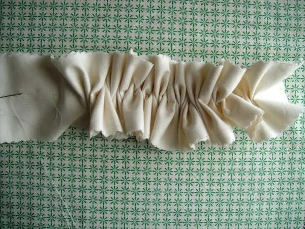 How to make ruffles: learn how to sew ruffles step by step - Gathered