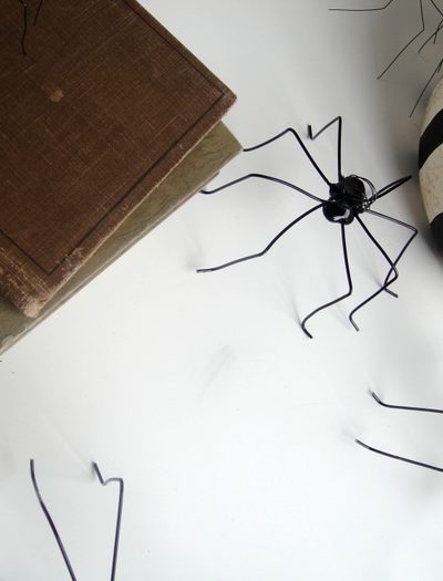 DIY Spider Placecards thumbnail