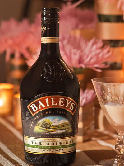 Friendsgiving with Baileys: Desserts + Cocktails thumbnail