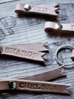 DIY Monogrammed Leather Keychains from @cydconverse