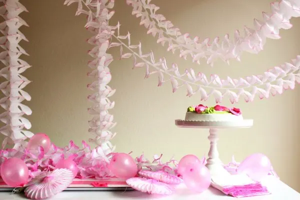 Trellis Welcome Decorations with Pink Streamers