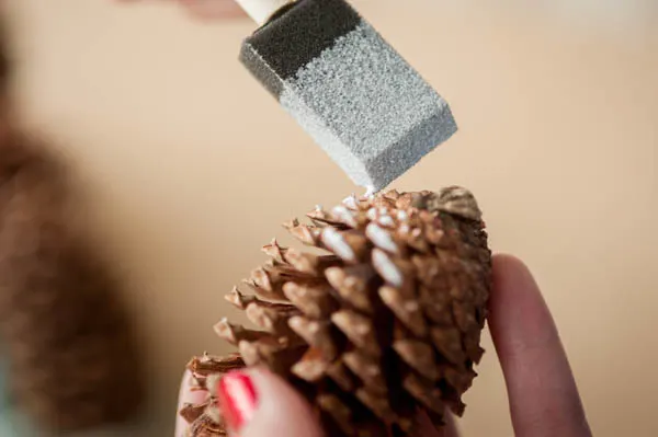 DIY gold leaf pine cone garland from The Sweetest Occasion | Photo by Alice G Patterson