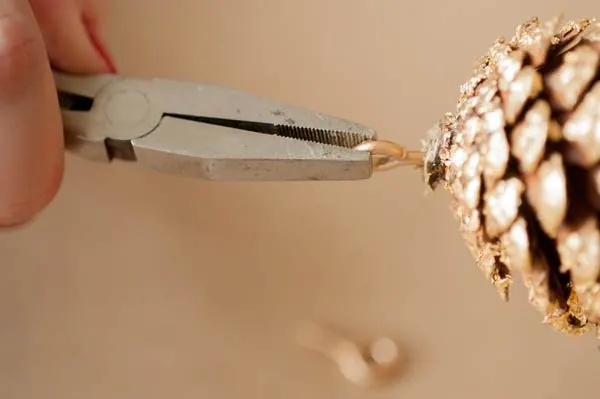 DIY gold leaf pine cone garland from The Sweetest Occasion | Photo by Alice G Patterson