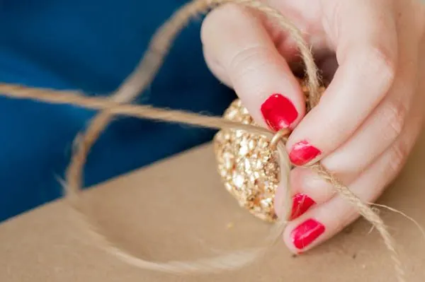 DIY gold leaf pine cone garland from The Sweetest Occasion | Photo by Alice G Patterson