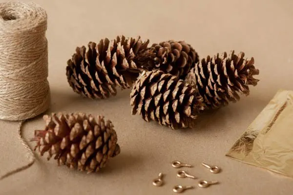 DIY gold leaf pine cone garland from The Sweetest Occasion | Photo by Alice G Patterson