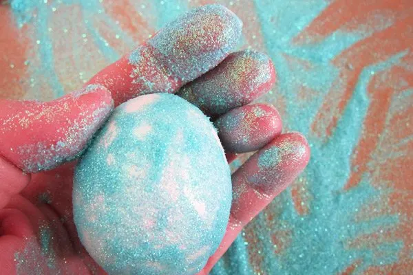 Making glitter Easter eggs | The Sweetest Occasion