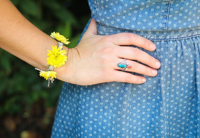 DIY Fresh Flower Macrame Bracelet - The Sweetest Occasion