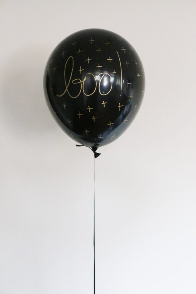 DIY Black and Gold Halloween Balloons from @cydconverse