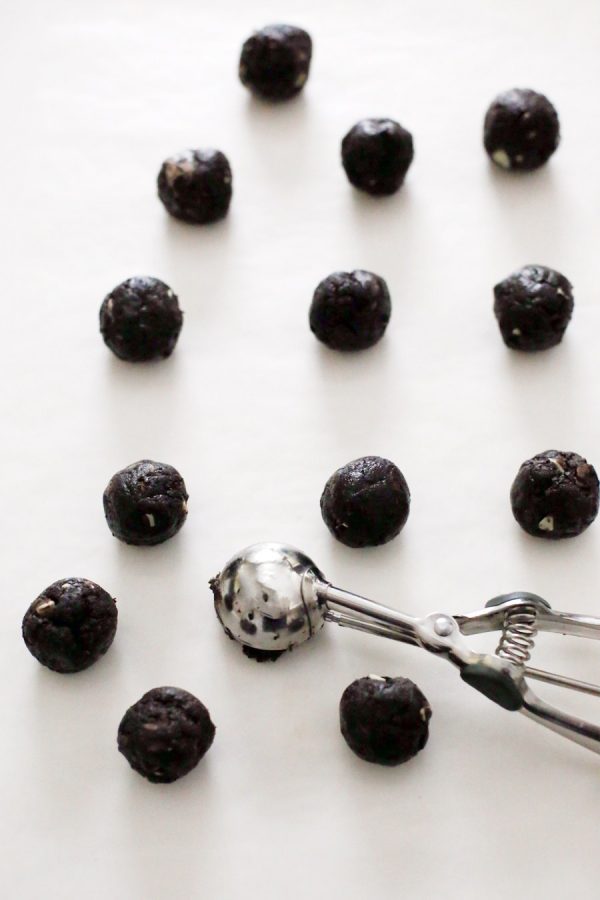 Minty Oreo Cookie Balls | The Sweetest Occasion