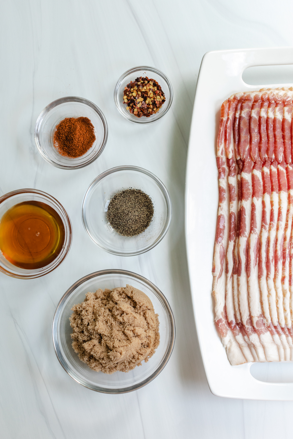 Recette de bacon à un million de dollars | Bacon (également connu sous le nom de Bacon Millionnaire) avec des flocons de cassonade, de cayenne et de poivron rouge!