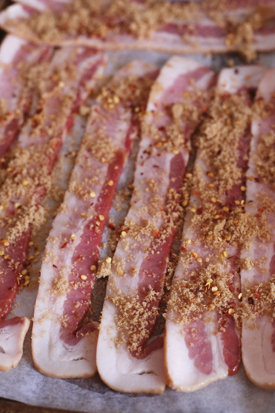 Million Dollar Bacon Opskrift | Bacon (også kendt som Millionaire Bacon) med brunt sukker, cayenne og rød peberflager!