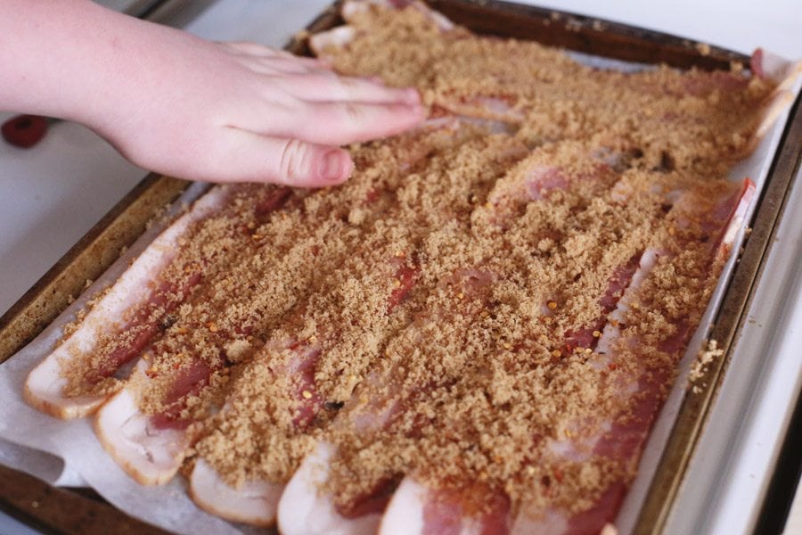 Million Dollar Bacon Recept / Bacon (ook bekend als Millionaire Bacon) met bruine suiker, cayenne en rode peper vlokken!