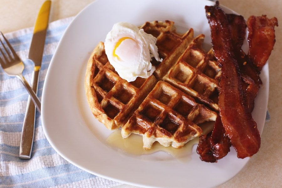 Million Dollar Bacon Recipe | Bacon (také známý jako milionář Bacon) s hnědým cukrem, kajenským a červeným pepřem!