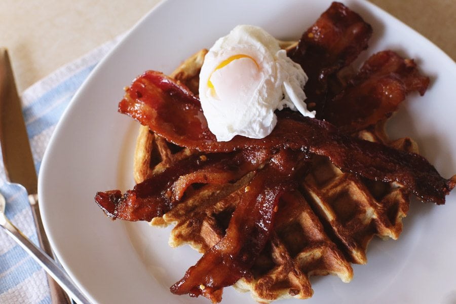 Recette de Bacon à un million de dollars | Bacon (également connu sous le nom de Bacon Millionnaire) avec des flocons de cassonade, de cayenne et de poivron rouge!