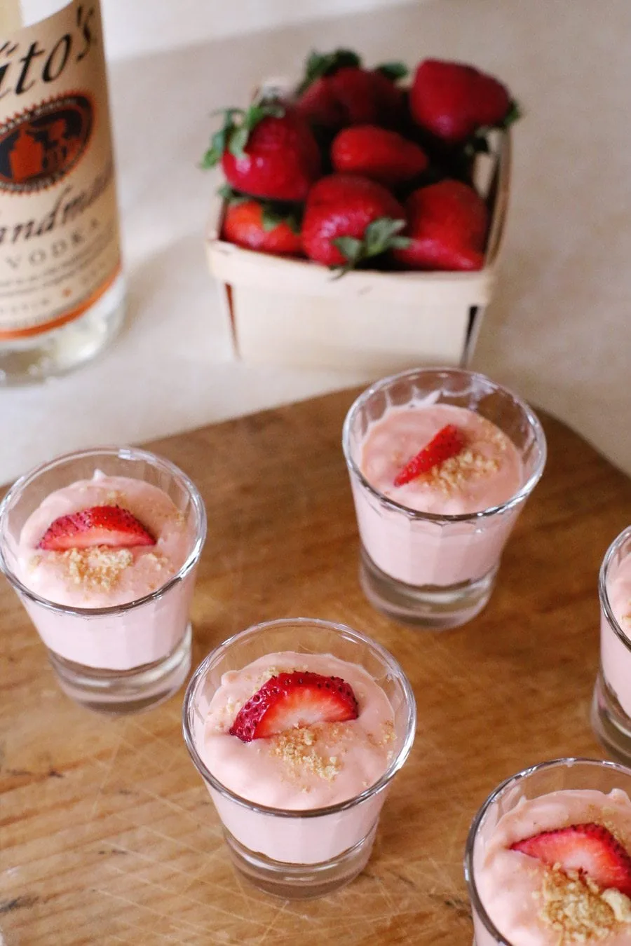 Strawberry Cheesecake Pudding Shots | Pudding shot recipes, party ideas and more from entertaining blog @cydconverse