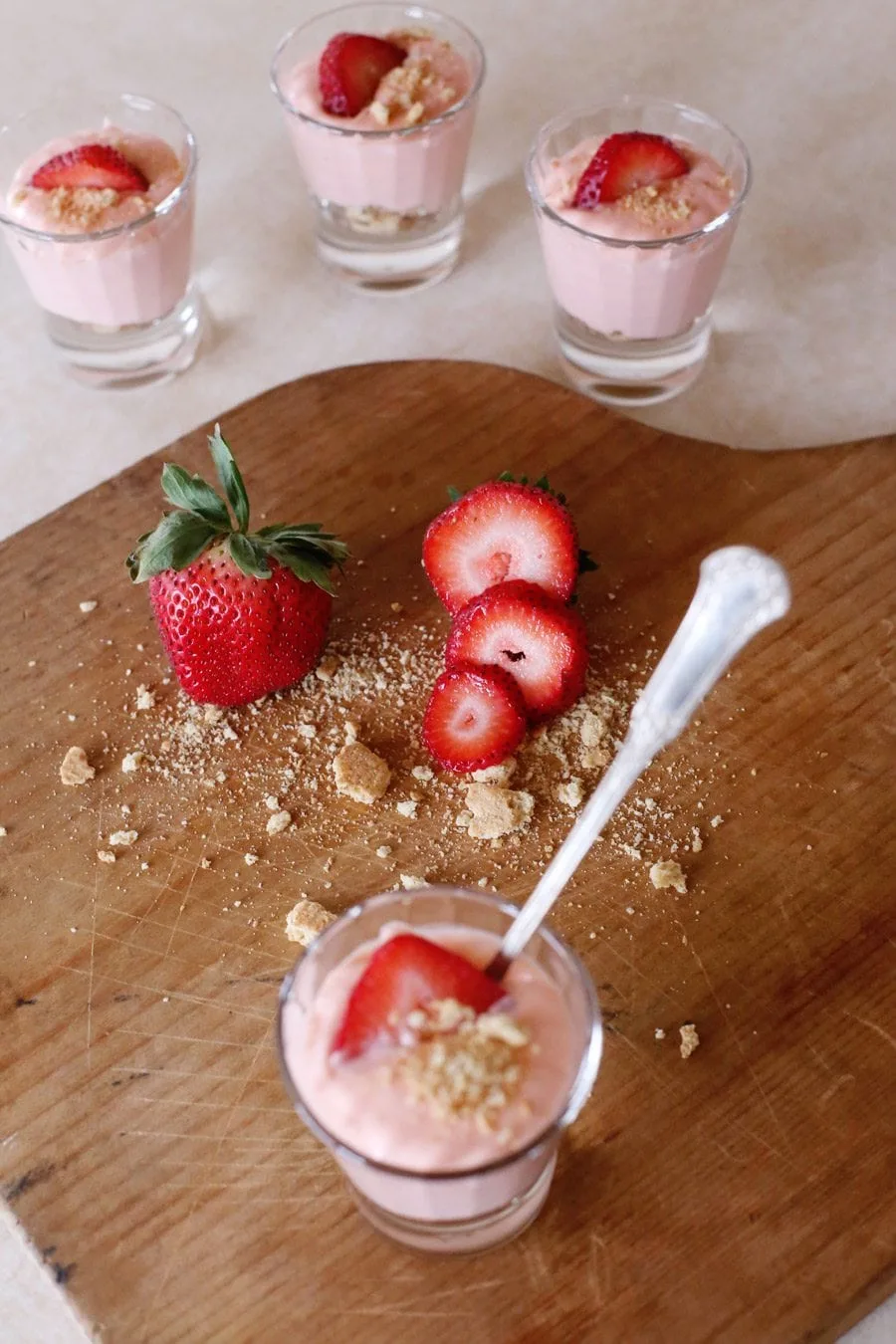 Strawberry Cheesecake Pudding Shots | Pudding shot recipes, party ideas and more from entertaining blog @cydconverse