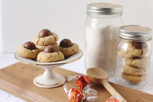 Christmas Chocolate Truffle Cookies by @cydconverse