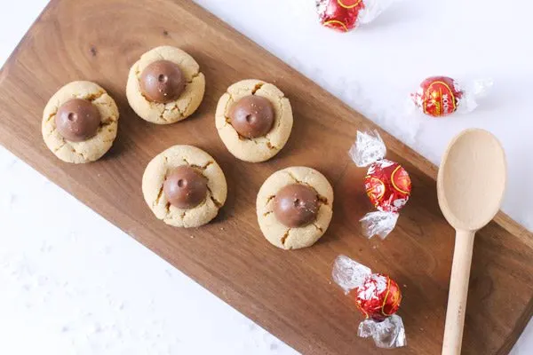 Christmas Chocolate Truffle Cookies by @cydconverse