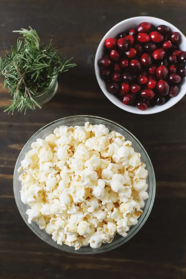 DIY Mini Popcorn Wreaths by @cydconverse