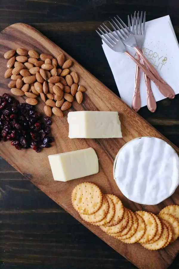 Easy Holiday Cheese Board from @cydconverse