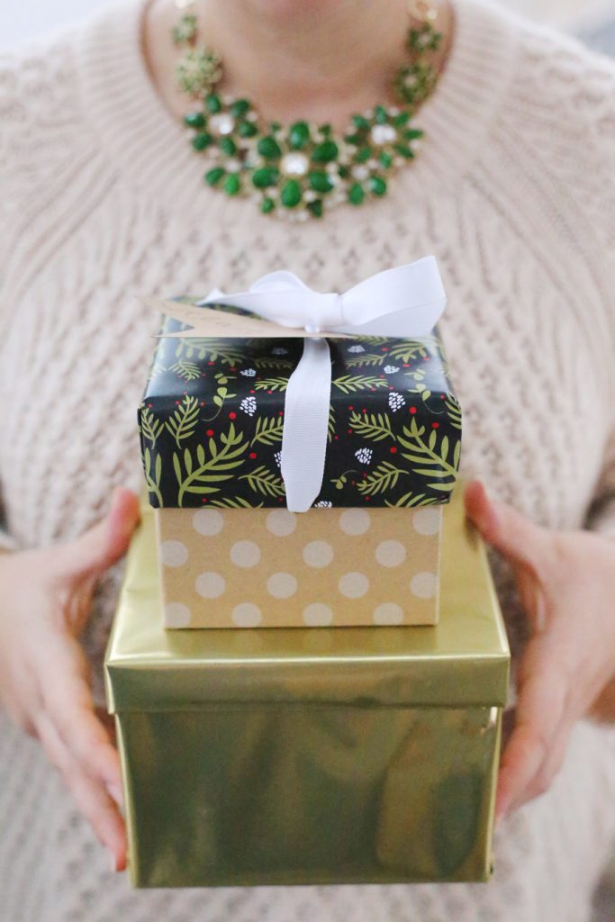 Printable Holiday Gift Wrap from @cydconverse