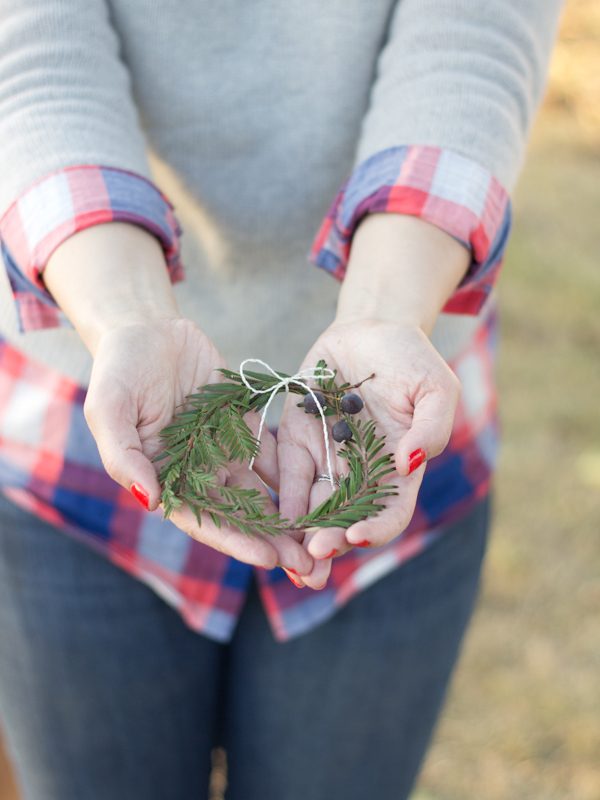 DIY Mini Holiday Wreaths from @cydconverse