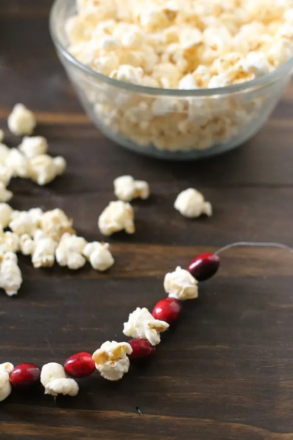 DIY Mini Popcorn Wreaths by @cydconverse