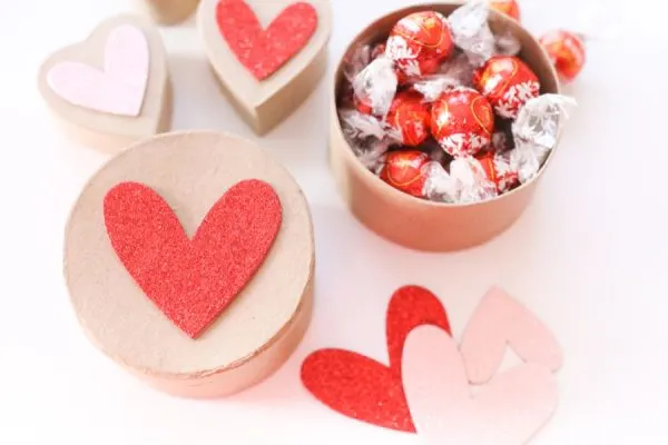 DIY Chocolate Box Valentines from @cydconverse