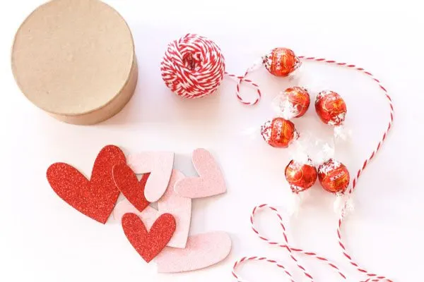 DIY Chocolate Box Valentines from @cydconverse