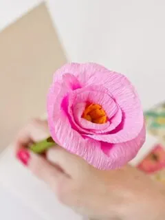 DIY Paper Flower Pencils by @studiodiy for @cydconverse