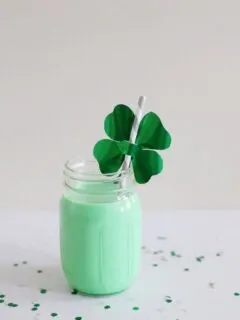 DIY Shamrock Straw Toppers from @cydconverse