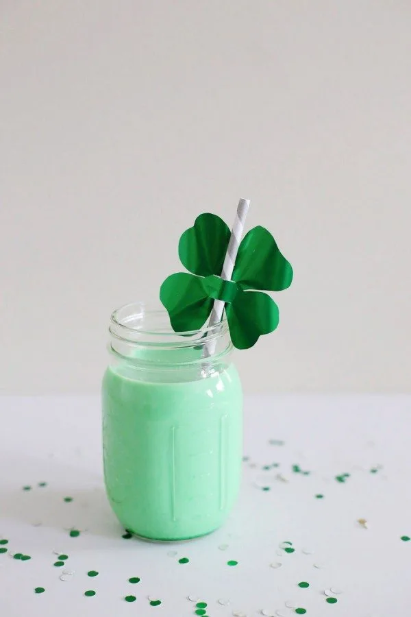 DIY Shamrock Straw Toppers from @cydconverse