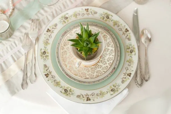 Mint and Gold Place Setting from @cydconverse