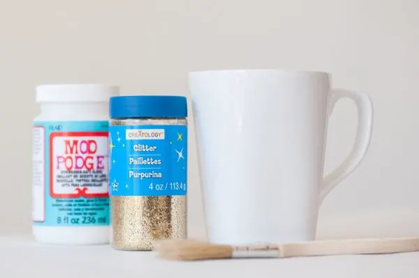 DIY Gold Glitter Dipped Mugs from @cydconverse