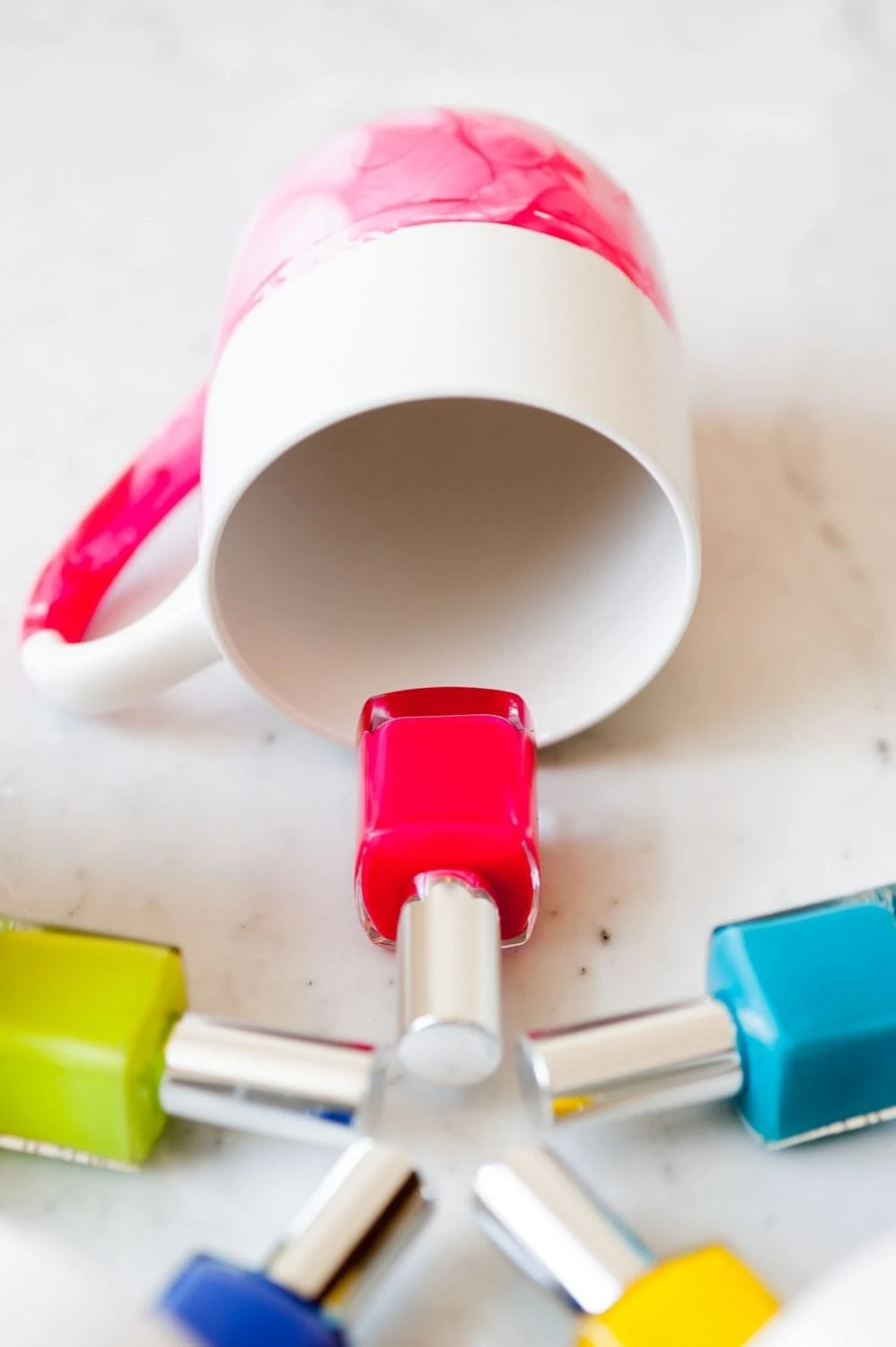 DIY Marble Dipped Mugs by @cydconverse