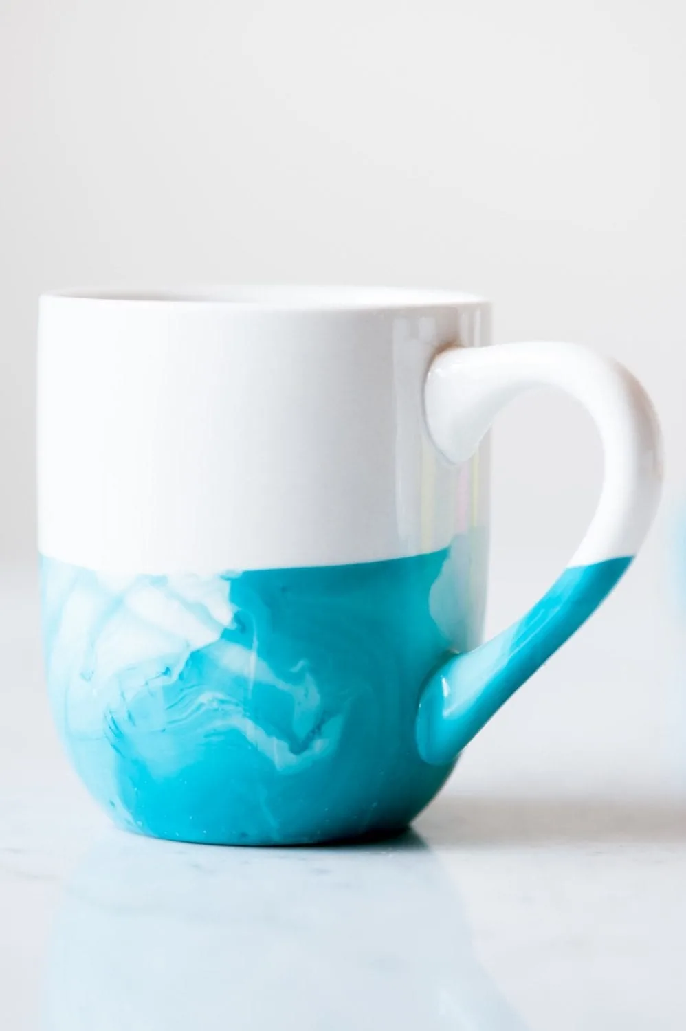 DIY Marble Dipped Mugs by @cydconverse