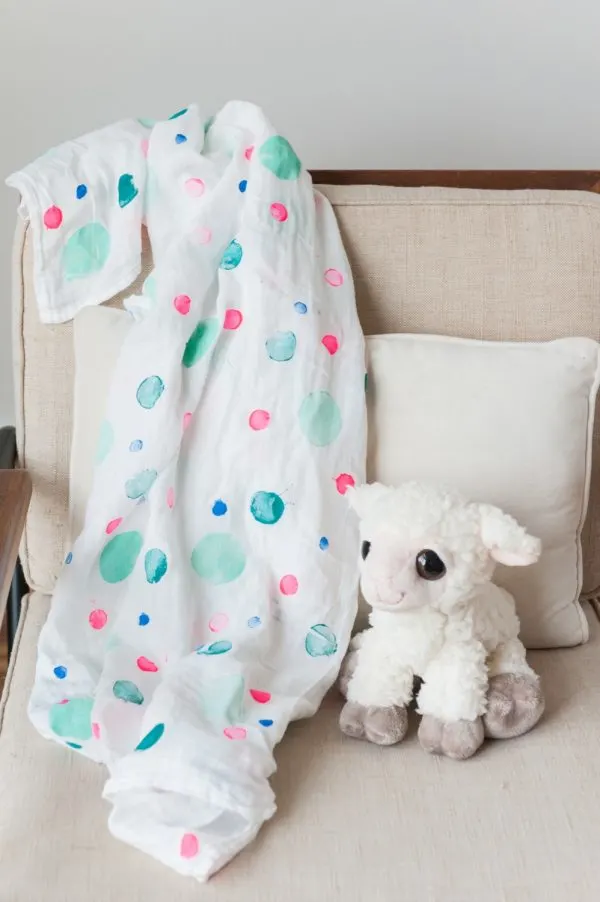 DIY Polka Dot Swaddle Blanket by @cydconverse