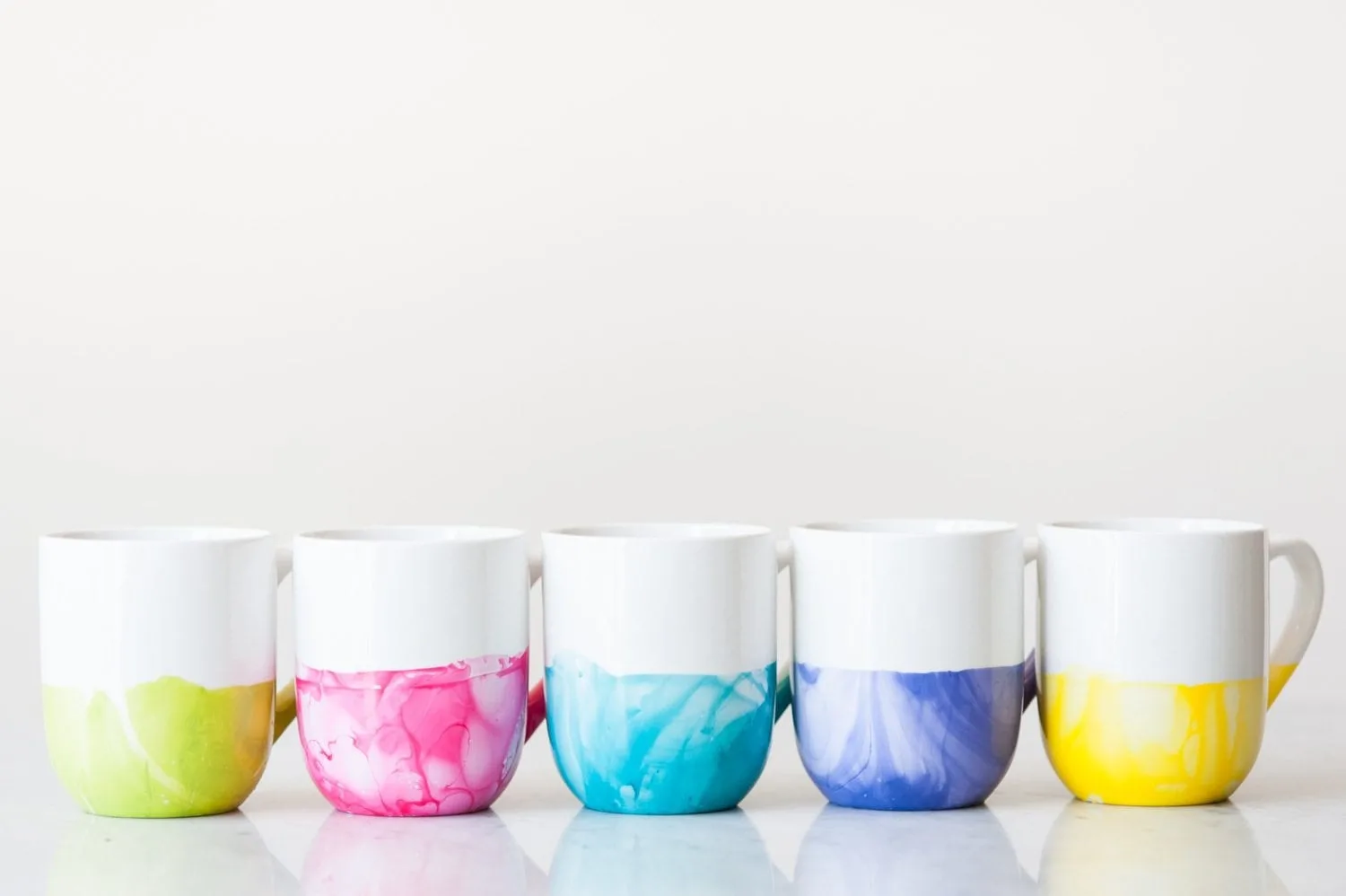 DIY Marble Dipped Mugs by @cydconverse