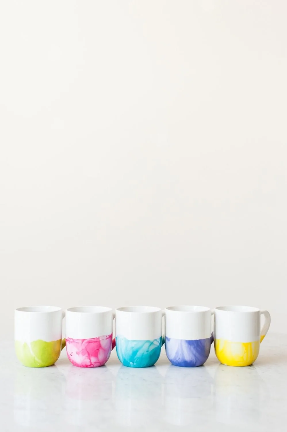 DIY Marble Dipped Mugs by @cydconverse