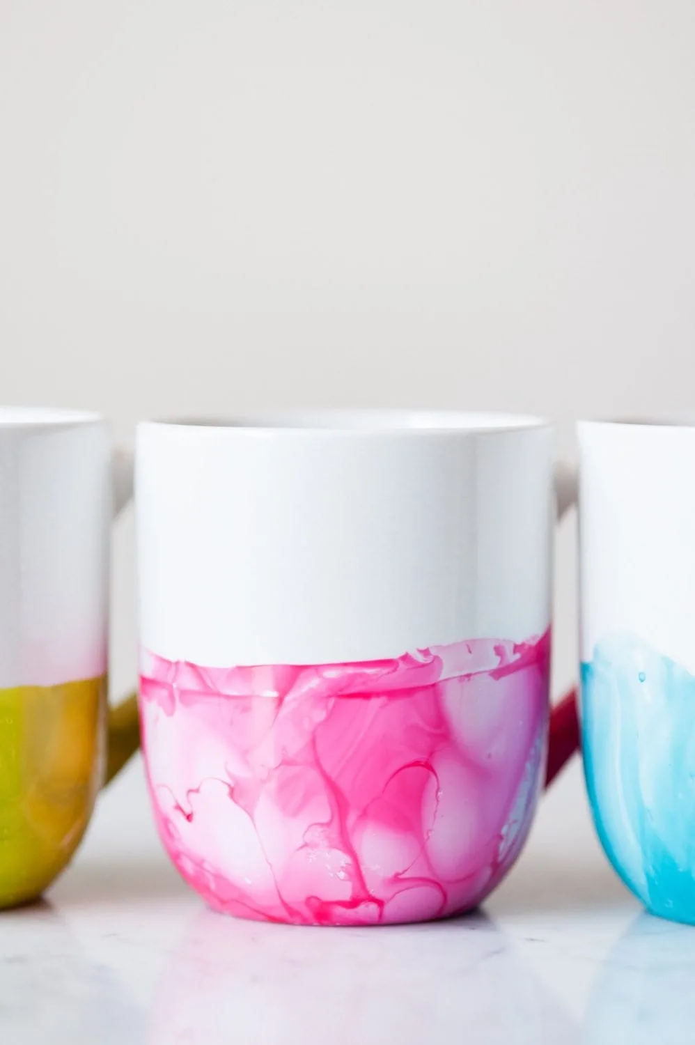 DIY Marble Dipped Mugs by @cydconverse