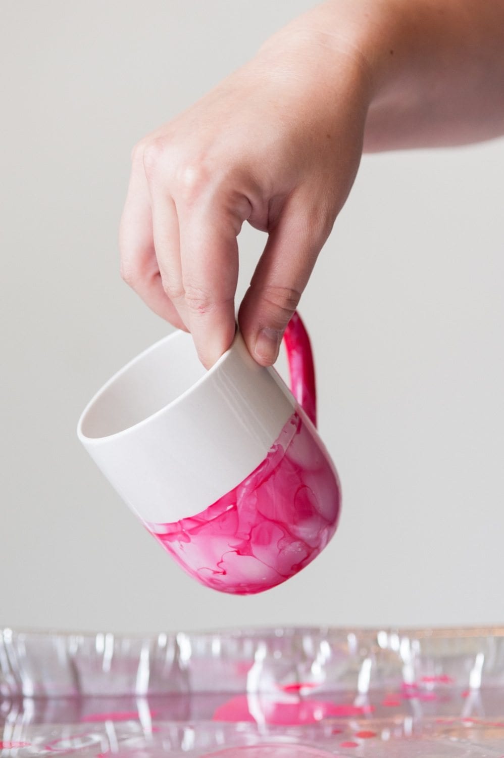 DIY Marble Dipped Mugs by @cydconverse
