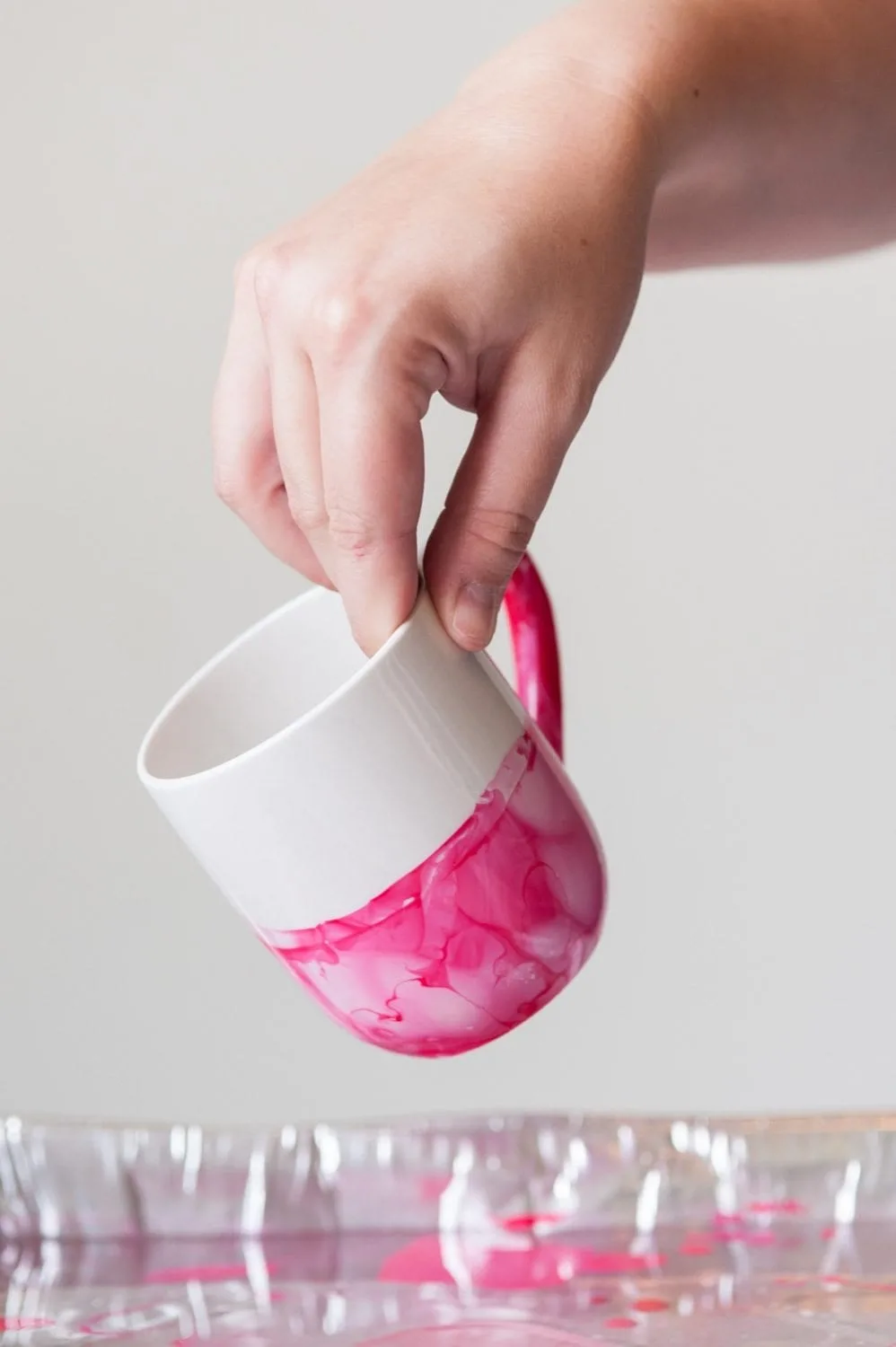 DIY Marble Dipped Mugs by @cydconverse