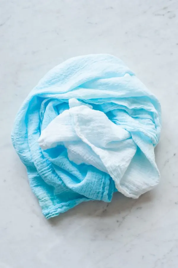 DIY Ombre Flour Sack Towels by @cydconverse