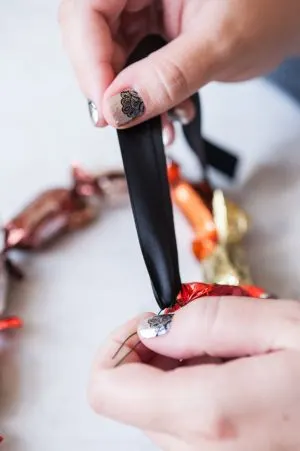 DIY Halloween Chocolate Truffle Party Garland by @cydconverse