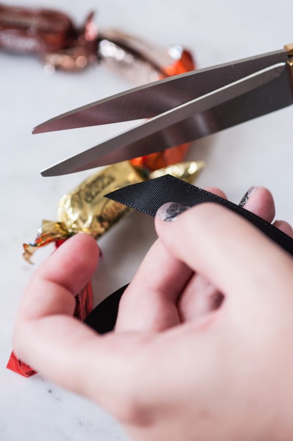 DIY Halloween Chocolate Truffle Party Garland by @cydconverse