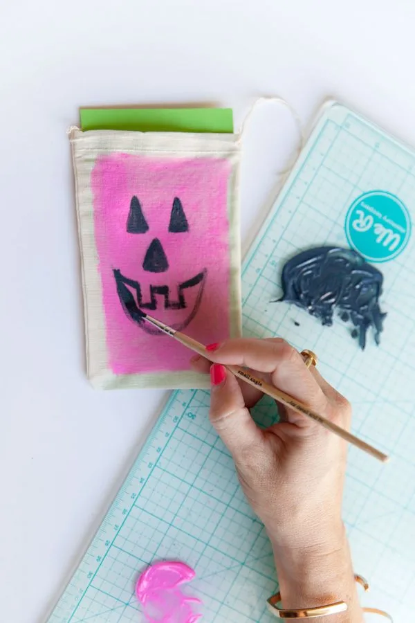 DIY Colorful Jack O' Lantern Treat Bags by @tellloveparty for @cydconverse