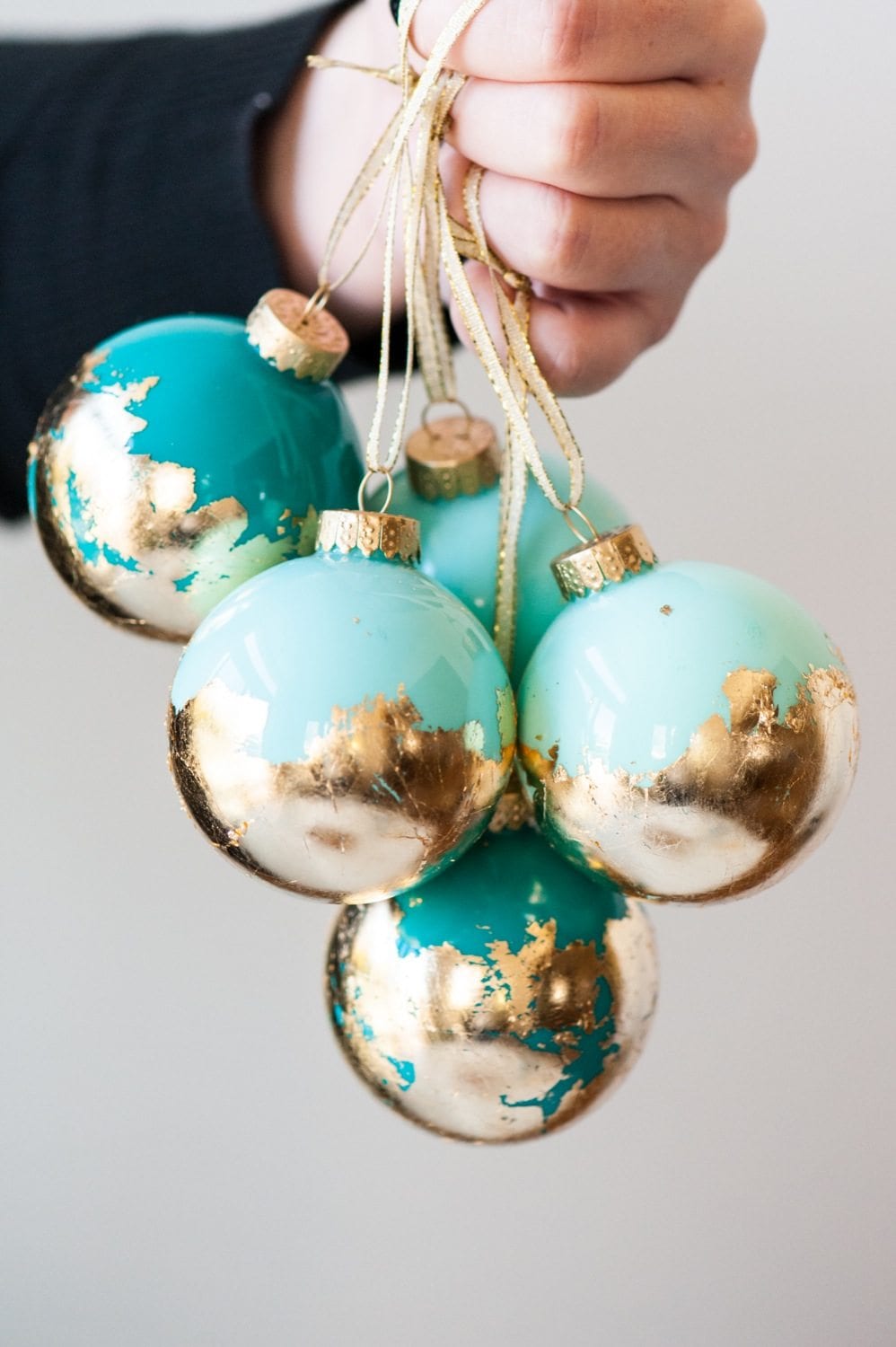 DIY Painted Gold Leaf Ornaments by entertaining blog @cydconverse | How to decorate glas ornaments 